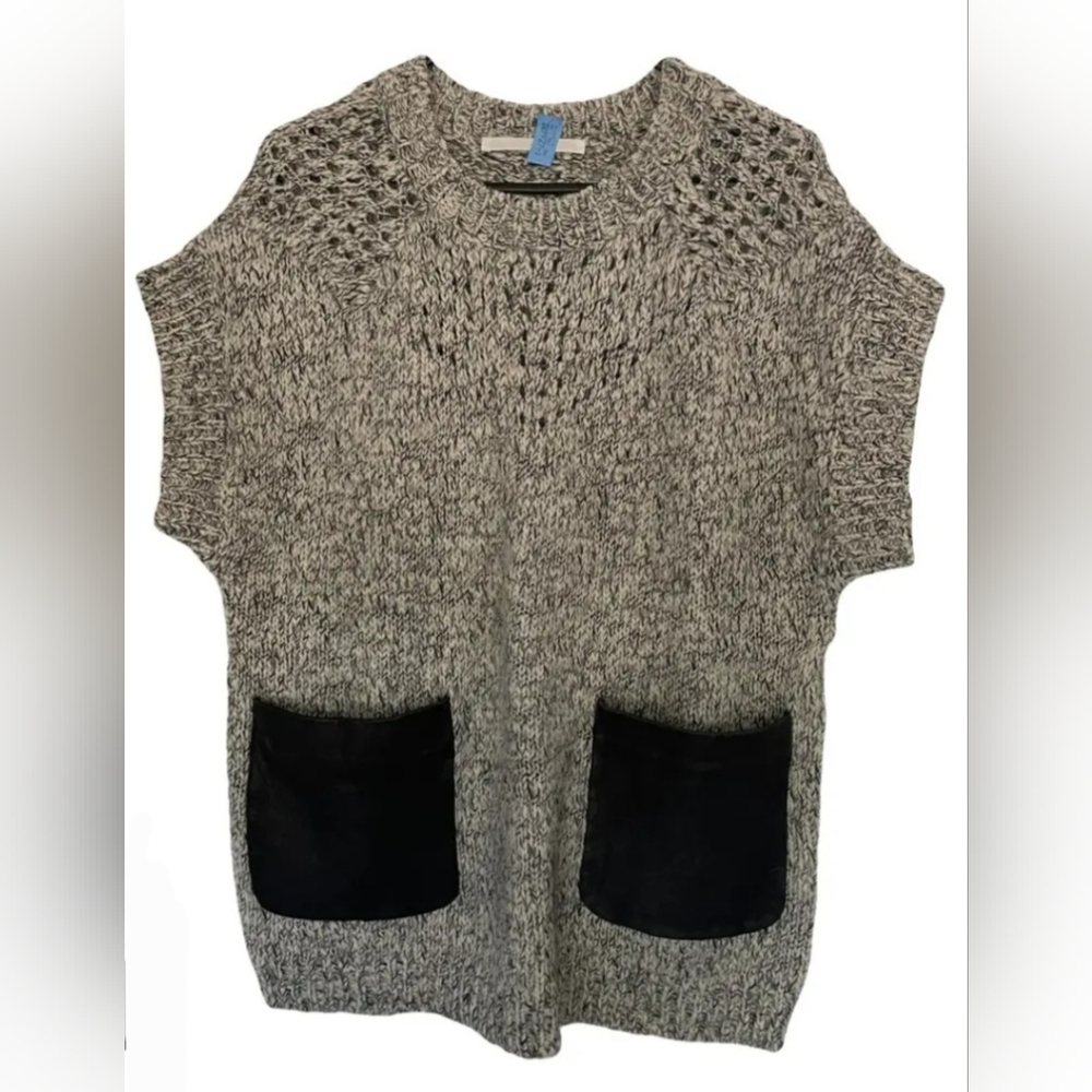 (+) Gray Acrylic Wool Knitwear with Black Pockets